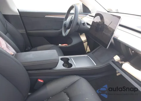 2025 Tesla Model Y Long Range Dual Motor All-Wheel Drive z USA, uszkodzony, nr VIN 7SAYGDEEXSF291365